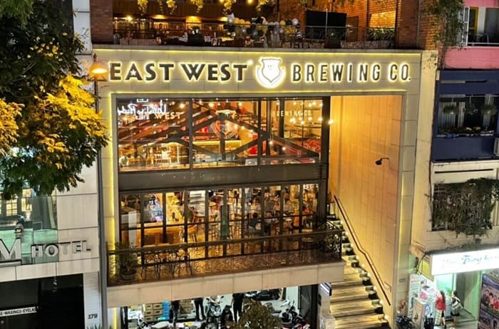 Top 24+ quán bia thủ công/bia craft ở TPHCM 4 East West Brewing