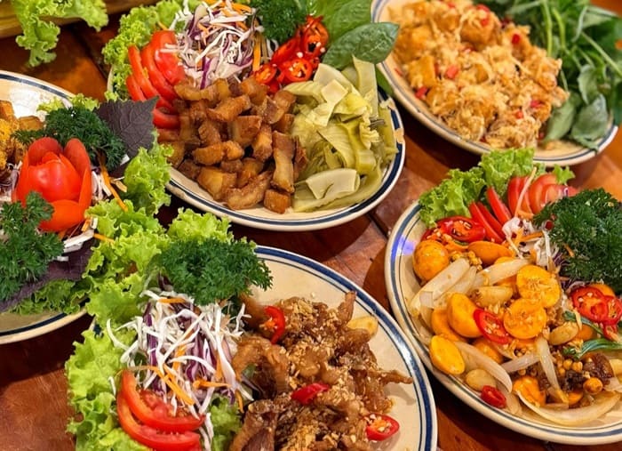 Quốc Dân Quán là một tiệm bia hơi phong cách quán nhậu quốc dân