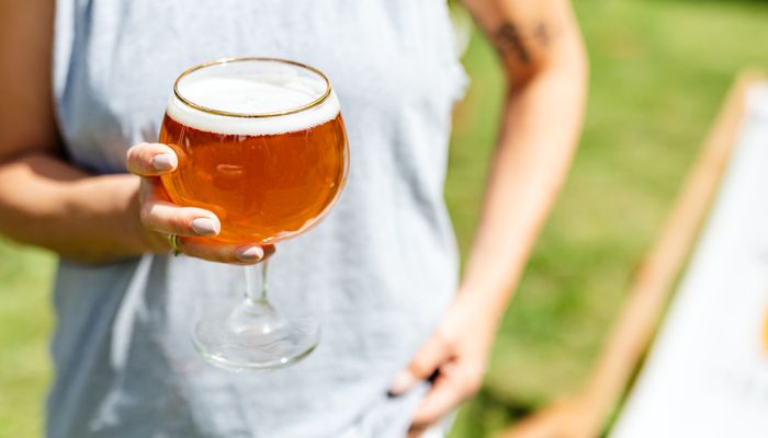Ly bia chua Sour Beer với lớp bọt và màu sáng