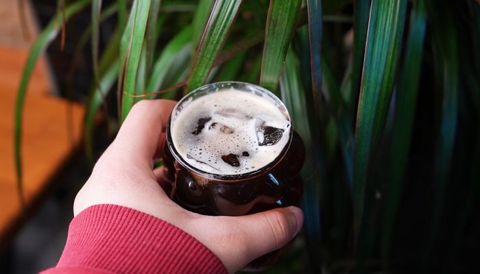 Bia Porter: Thế giới hương vị sau sắc đen huyền 4 Ly bia Porter và lớp bọt màu nâu sáng