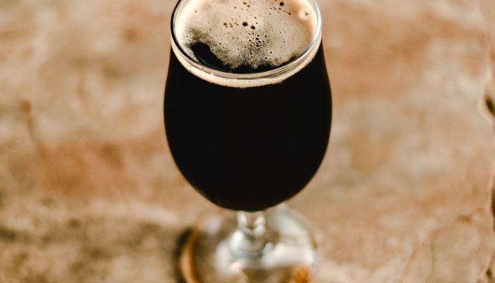Bia Porter: Thế giới hương vị sau sắc đen huyền 5 Bia Porter phục vụ trong ly tối màu