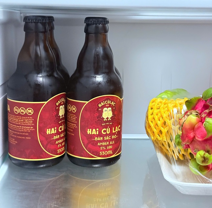 Bia Hai Củ Lạc Bản Sắc Đỏ được làm lạnh trong tủ lạnh