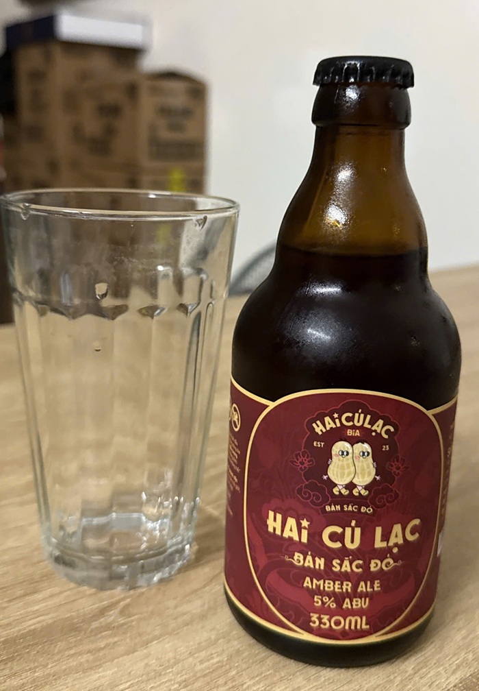 Bia Hai Củ Lạc Bản Sắc Đỏ Amber Ale rót ra ly